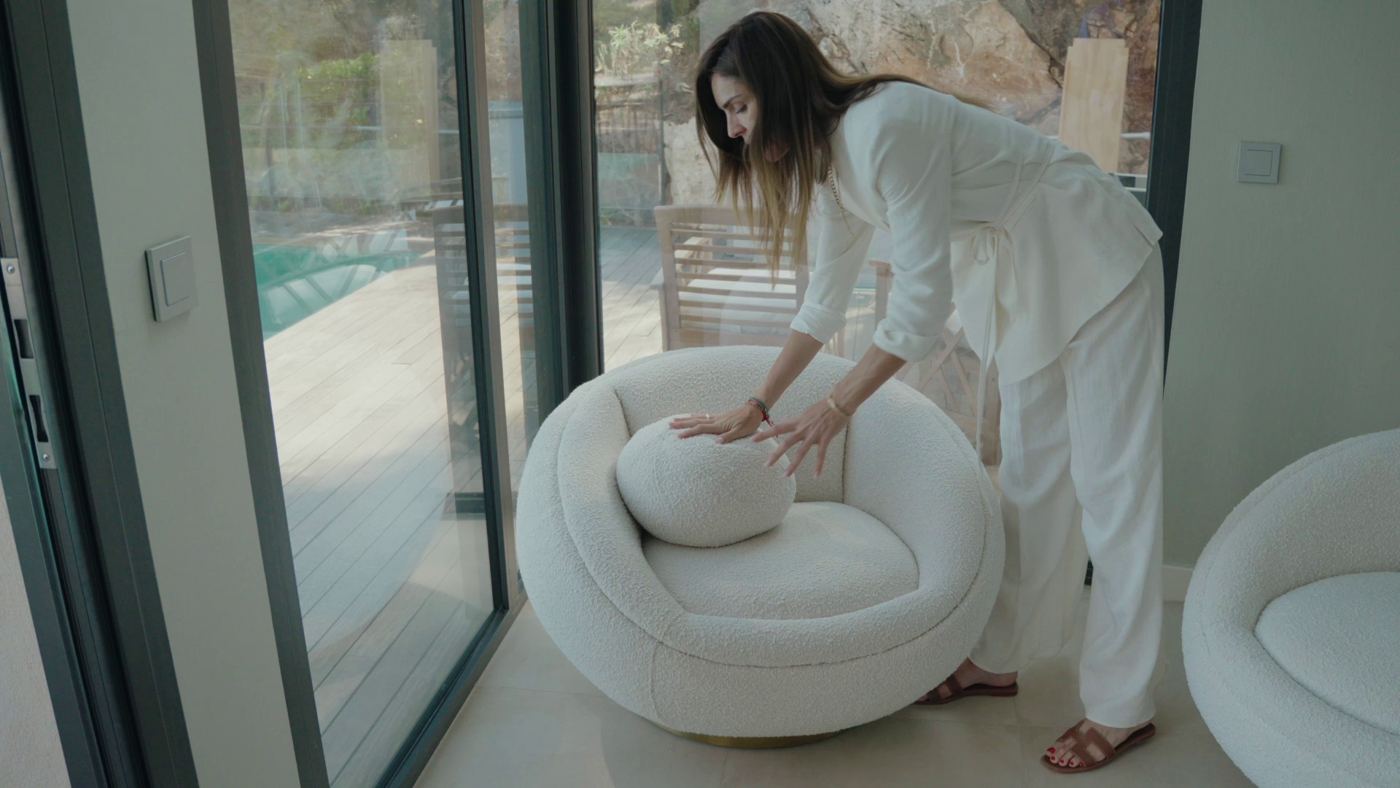 Lou installe un fauteuil en bouclette dans une villa de la Riviera